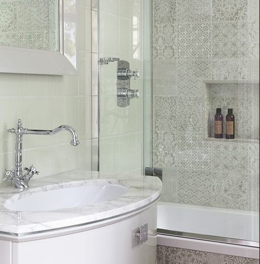 Bild på ett litet vintage grå grått en-suite badrum, med luckor med lamellpanel, vita skåp, ett platsbyggt badkar, en dusch/badkar-kombination, en toalettstol med hel cisternkåpa, beige kakel, cementkakel, gröna väggar, klinkergolv i keramik, ett konsol handfat, marmorbänkskiva, grått golv och dusch med gångjärnsdörr