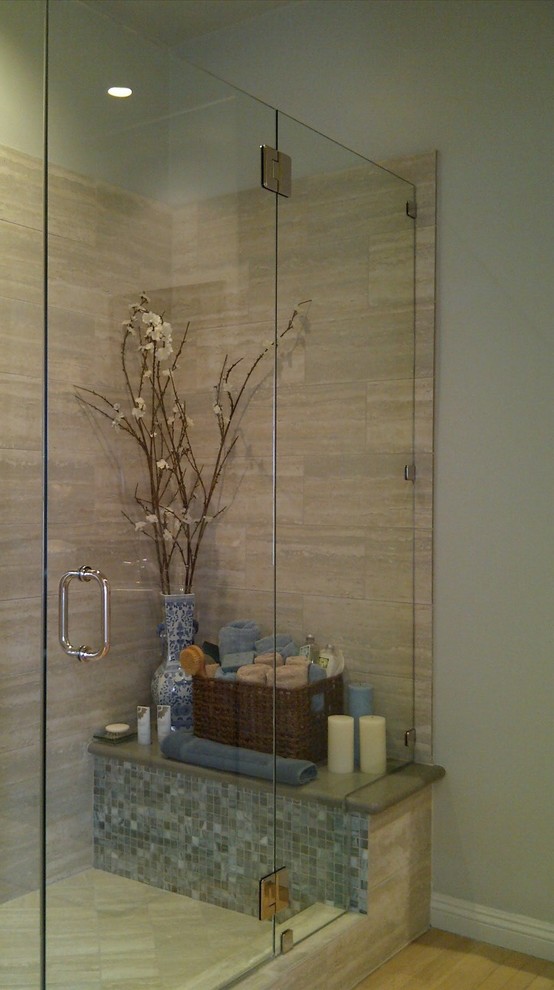 Exempel på ett mellanstort klassiskt badrum, med ett undermonterad handfat, luckor med upphöjd panel, grå skåp, bänkskiva i akrylsten, en dusch i en alkov, beige kakel, blå väggar och ljust trägolv