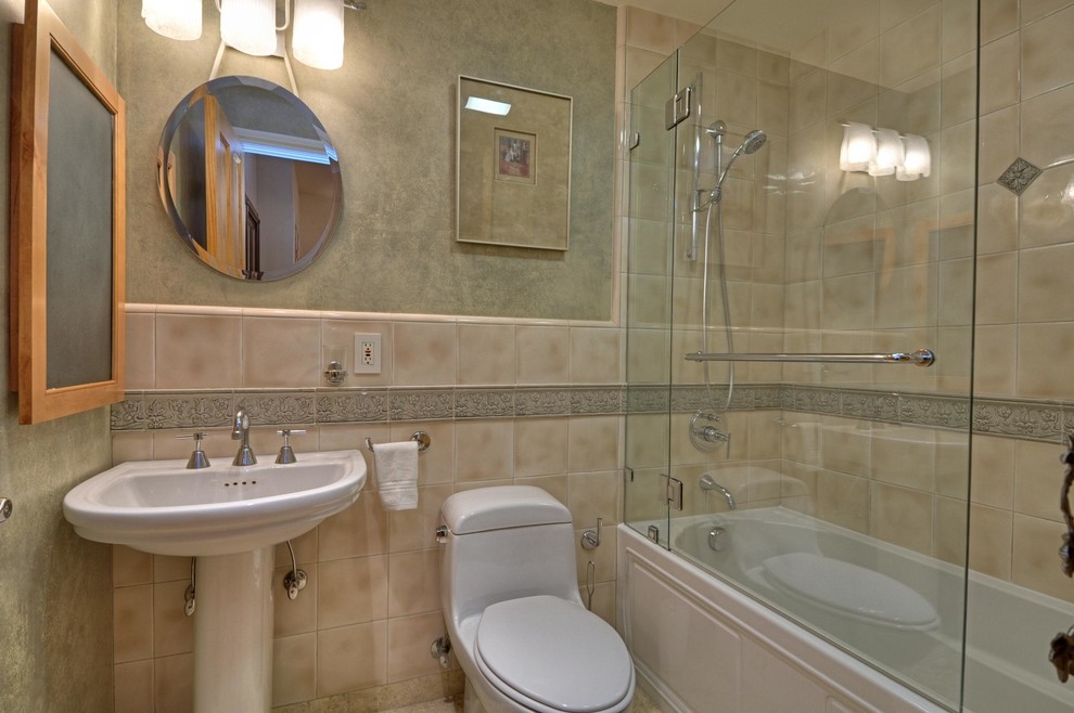 Bild på ett litet vintage badrum, med ett konsol handfat, ett badkar i en alkov, en dusch/badkar-kombination, en toalettstol med hel cisternkåpa, beige kakel, keramikplattor, skåp i shakerstil, gröna väggar och travertin golv