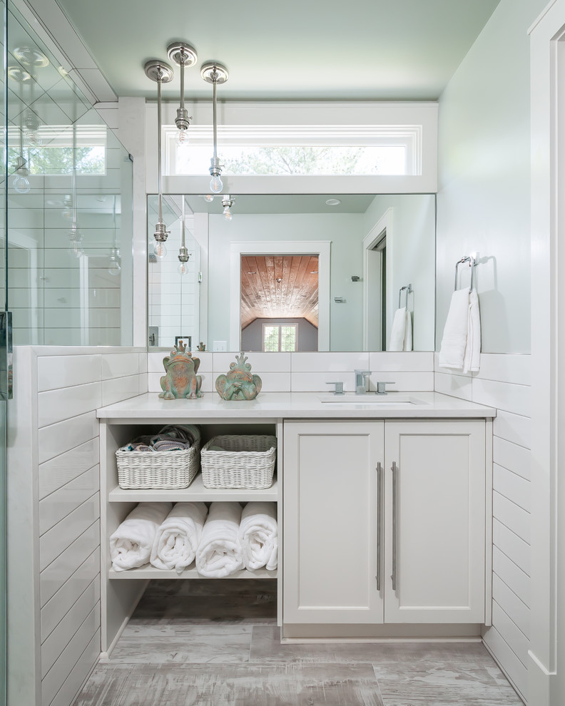 Idéer för små maritima vitt badrum, med skåp i shakerstil, vita skåp, vit kakel, gröna väggar, ett undermonterad handfat och beiget golv