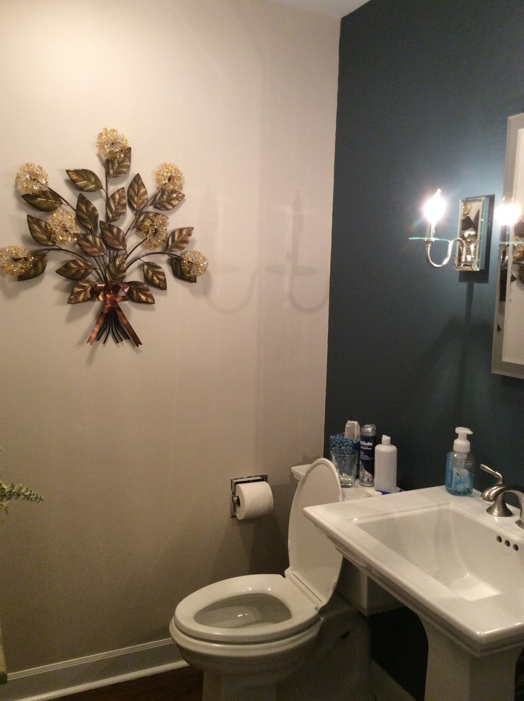 Foto di una stanza da bagno contemporanea con WC a due pezzi, pareti multicolore e lavabo a colonna