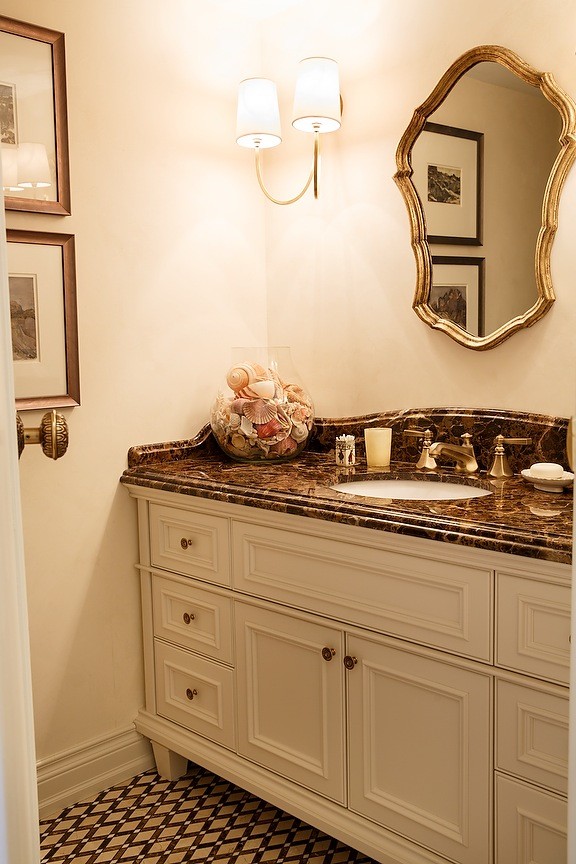 Foto di una grande stanza da bagno tradizionale con ante con riquadro incassato, ante bianche, WC a due pezzi, pareti beige, pavimento in marmo, lavabo sottopiano e top in marmo