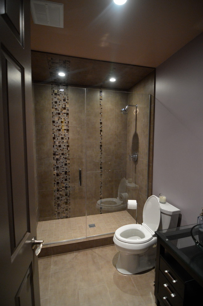 シカゴにある中くらいなおしゃれなバスルーム (浴槽なし) (ベッセル式洗面器、オープンシェルフ、茶色いキャビネット、ガラスの洗面台、アルコーブ型シャワー、分離型トイレ、茶色いタイル、磁器タイル、紫の壁、磁器タイルの床) の写真