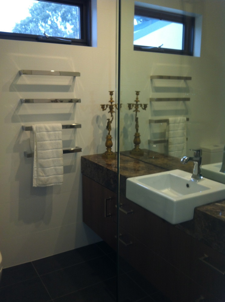 Пример оригинального дизайна: ванная комната среднего размера в стиле фьюжн с врезной раковиной, фасадами островного типа, мраморной столешницей, серой плиткой, керамогранитной плиткой, серыми стенами и полом из керамогранита