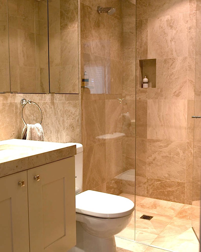 Esempio di una stanza da bagno padronale classica di medie dimensioni con lavabo sottopiano, ante in stile shaker, ante beige, top in marmo, vasca da incasso, doccia alcova, WC monopezzo, piastrelle beige, piastrelle in pietra, pareti beige e pavimento in marmo