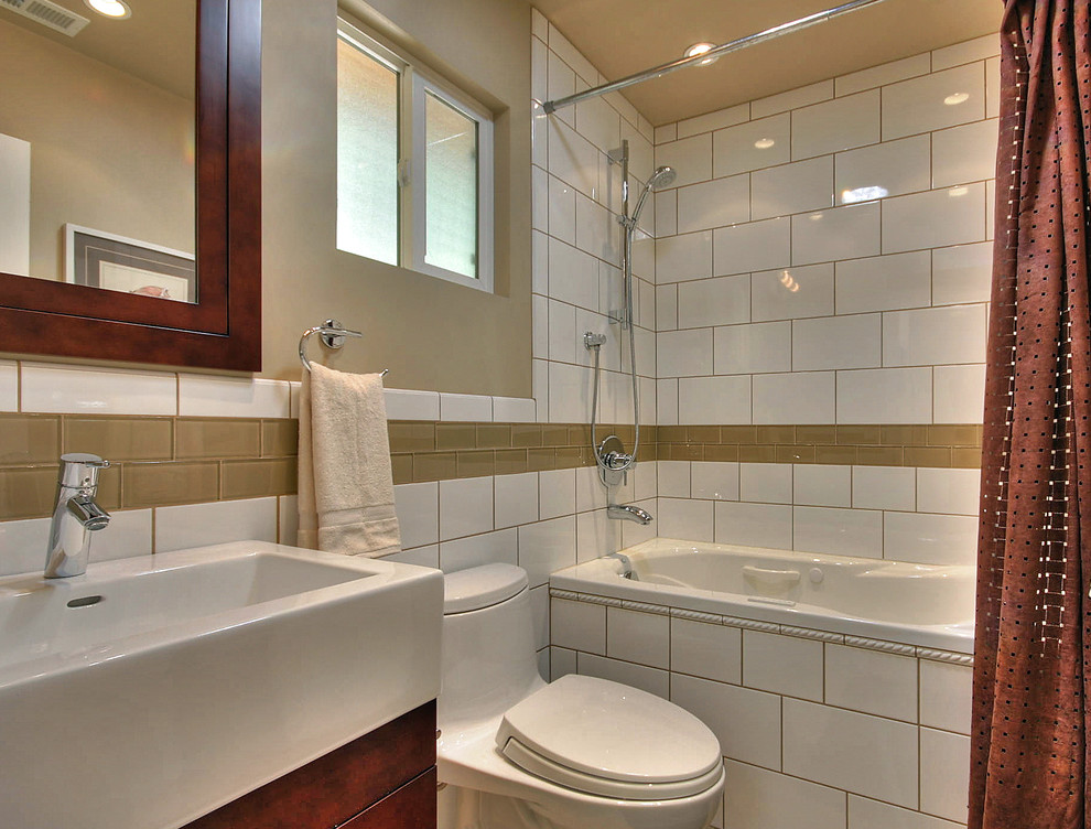 Foto på ett litet amerikanskt badrum, med skåp i mörkt trä, en toalettstol med hel cisternkåpa, vit kakel, keramikplattor, beige väggar och klinkergolv i terrakotta