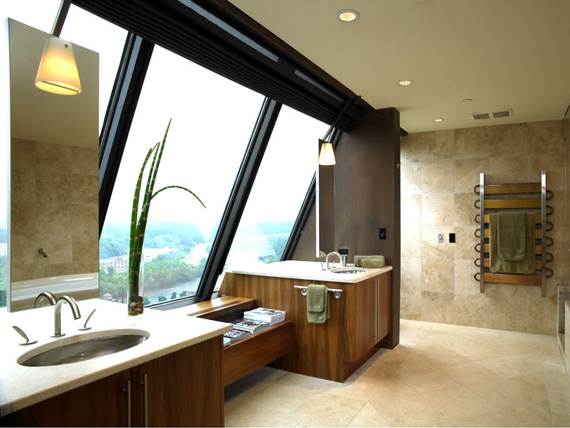 Cette photo montre une grande salle de bain principale tendance en bois brun avec un placard à porte plane, une baignoire posée, des carreaux de miroir, un mur beige, un sol en carrelage de céramique, un lavabo encastré et un plan de toilette en stéatite.