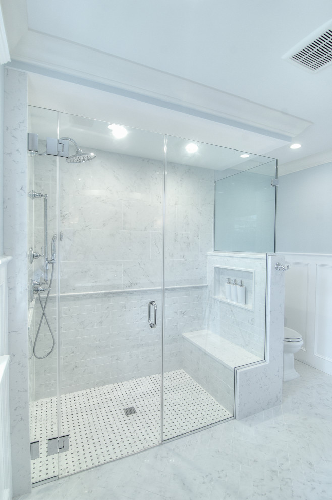 Пример оригинального дизайна: большая детская ванная комната в стиле неоклассика (современная классика) с фасадами с выступающей филенкой, серыми фасадами, душем без бортиков, раздельным унитазом, белой плиткой, керамогранитной плиткой, синими стенами, мраморным полом, врезной раковиной, столешницей из искусственного кварца, белым полом, душем с распашными дверями и белой столешницей