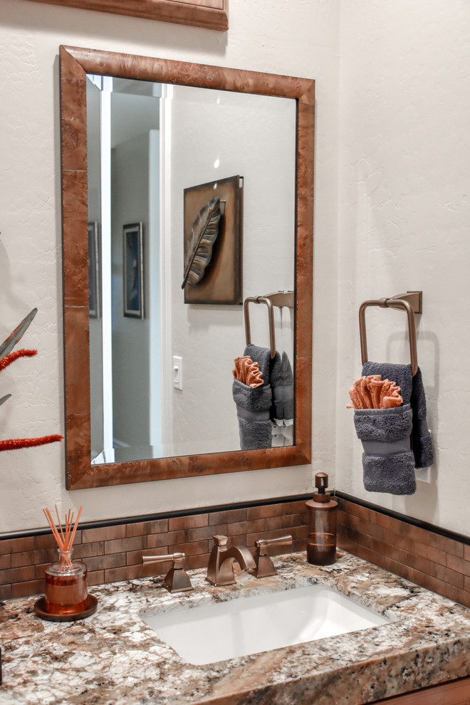 Idéer för mellanstora vintage badrum med dusch, med bruna skåp, en dusch i en alkov, en toalettstol med separat cisternkåpa, beige kakel, beige väggar, klinkergolv i porslin, ett nedsänkt handfat, granitbänkskiva, beiget golv och dusch med gångjärnsdörr