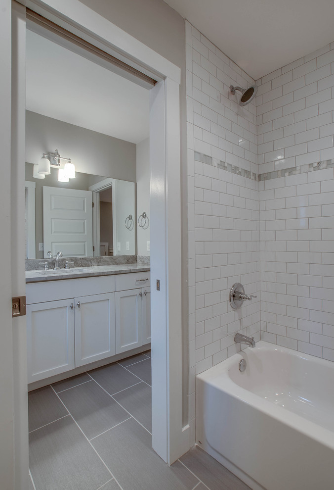 Ejemplo de cuarto de baño clásico renovado con ducha abierta, baldosas y/o azulejos grises, baldosas y/o azulejos de cerámica, paredes beige y suelo de baldosas de cerámica