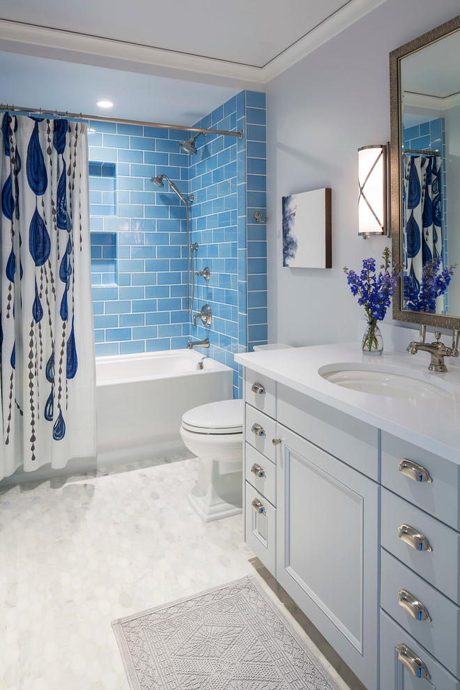 Стильный дизайн: ванная комната среднего размера в стиле неоклассика (современная классика) с фасадами островного типа, ванной в нише, душем над ванной, раздельным унитазом, синей плиткой, плиткой кабанчик, синими стенами, мраморным полом, врезной раковиной, шторкой для ванной, белыми фасадами, душевой кабиной, столешницей из кварцита и белым полом - последний тренд