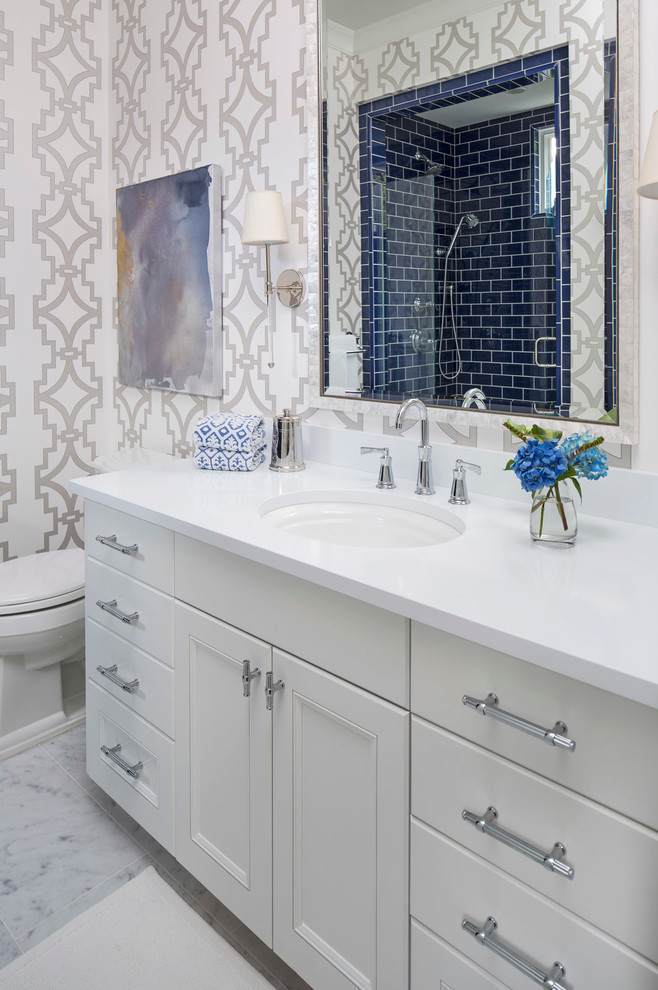 Стильный дизайн: ванная комната среднего размера в стиле неоклассика (современная классика) с белыми фасадами, душем в нише, синей плиткой, плиткой кабанчик, разноцветными стенами, мраморным полом, врезной раковиной, белым полом, душем с распашными дверями, фасадами с утопленной филенкой, раздельным унитазом, душевой кабиной и столешницей из кварцита - последний тренд