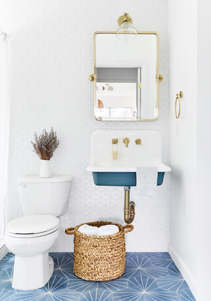 Foto di una piccola stanza da bagno con doccia costiera con piastrelle bianche, piastrelle in ceramica, pareti bianche, pavimento in cementine, lavabo sospeso, pavimento blu e WC a due pezzi