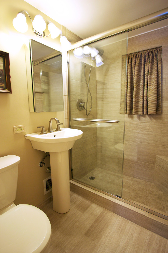 Стильный дизайн: ванная комната в стиле неоклассика (современная классика) с раковиной с пьедесталом, душем в нише, бежевой плиткой и керамогранитной плиткой - последний тренд