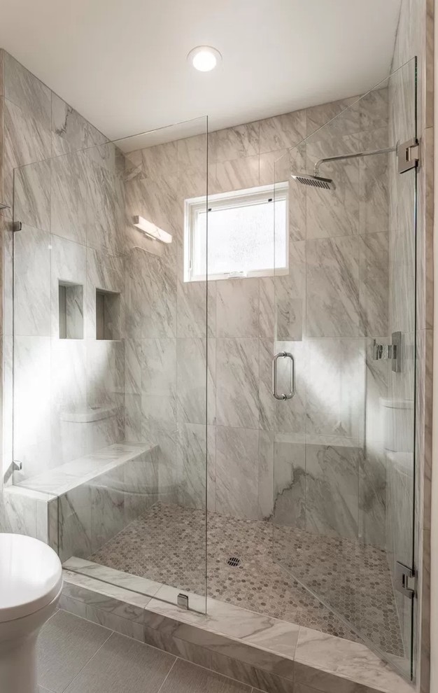 Idee per una stanza da bagno padronale moderna con ante bianche, doccia aperta, WC monopezzo, piastrelle bianche, lastra di vetro, pareti bianche, pavimento bianco, porta doccia a battente e top bianco