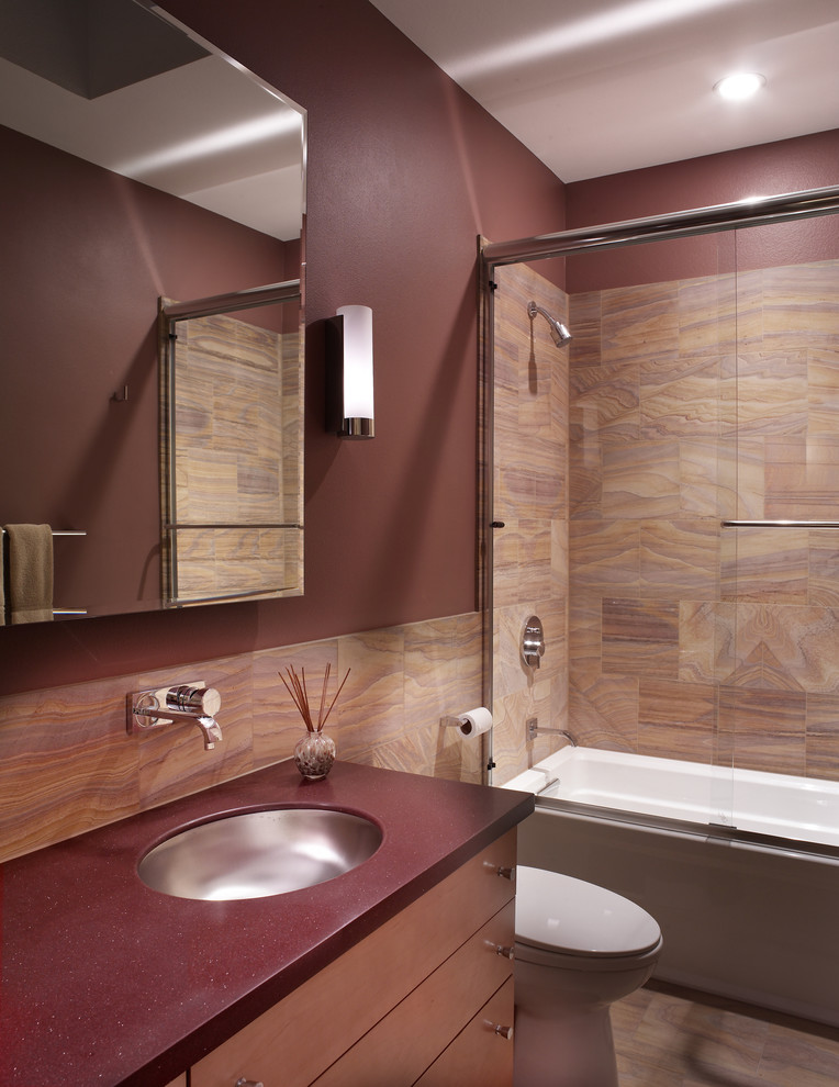Ispirazione per una stanza da bagno minimalista con lavabo sottopiano, ante lisce e vasca/doccia