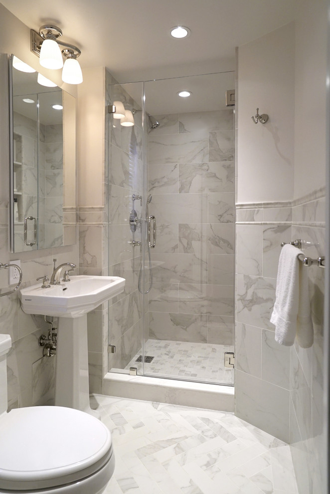Foto på ett litet vintage en-suite badrum, med en dusch i en alkov, en toalettstol med hel cisternkåpa, vit kakel, porslinskakel, vita väggar, klinkergolv i porslin och ett piedestal handfat