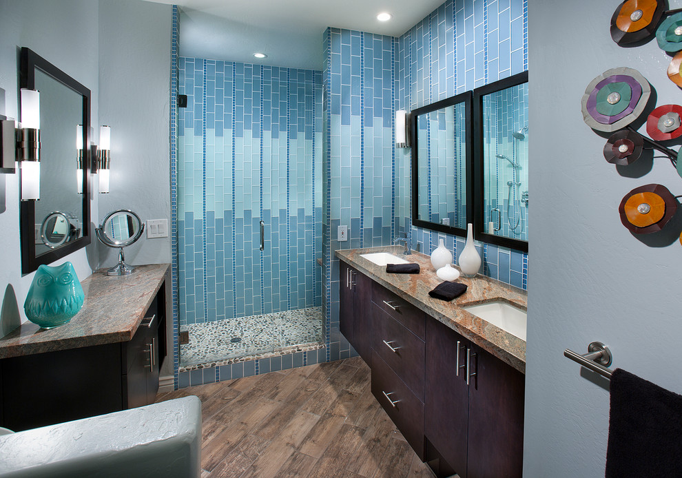 Aménagement d'une salle de bain contemporaine en bois foncé de taille moyenne avec un placard à porte plane, un carrelage bleu, un carrelage métro, un mur bleu, un sol en carrelage de porcelaine, un lavabo encastré et un plan de toilette en granite.