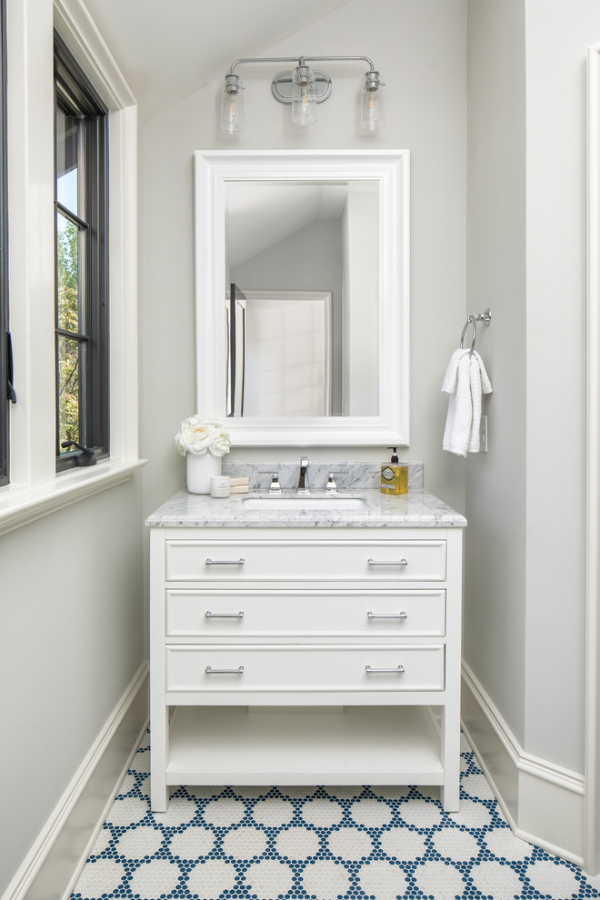 Mittelgroßes Klassisches Badezimmer mit verzierten Schränken, weißen Schränken, beiger Wandfarbe, Mosaik-Bodenfliesen und weißer Waschtischplatte in Charlotte