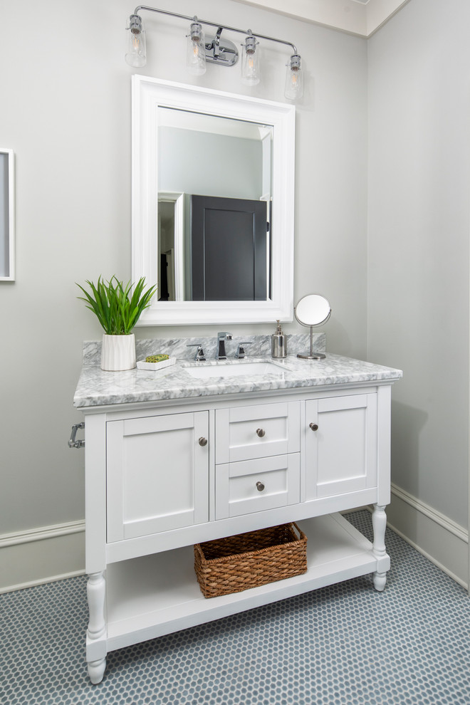 Cette image montre une salle de bain traditionnelle de taille moyenne avec un placard en trompe-l'oeil, des portes de placard blanches, un mur beige, un sol en carrelage de terre cuite et un plan de toilette blanc.