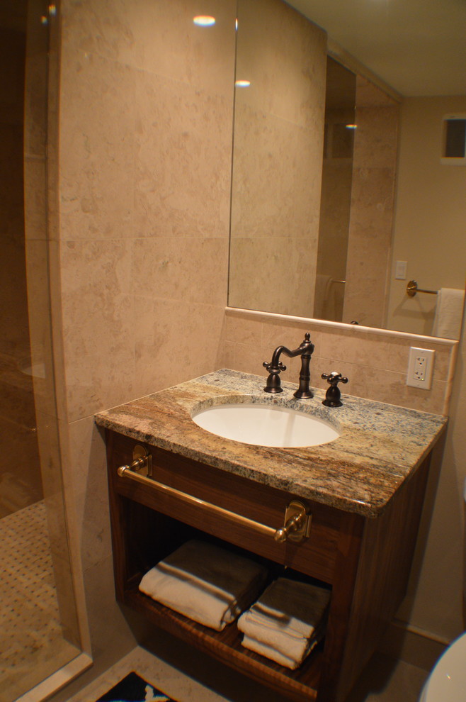 Cette photo montre une petite salle de bain moderne en bois foncé avec un lavabo encastré, un placard sans porte, un plan de toilette en granite, une douche ouverte, WC séparés, un carrelage beige, un carrelage de pierre, un mur beige et un sol en marbre.