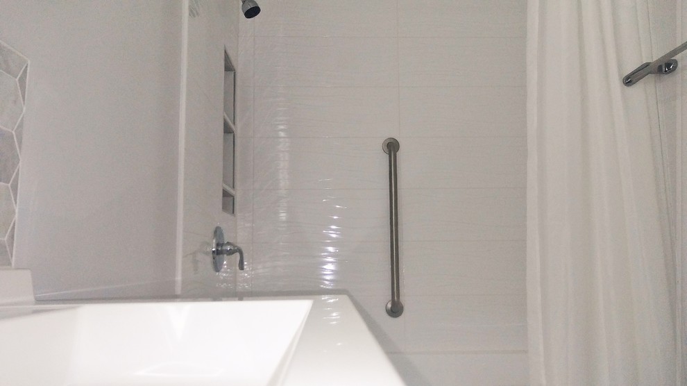 Свежая идея для дизайна: ванная комната среднего размера в современном стиле с плоскими фасадами, серыми фасадами, ванной в нише, душем над ванной, унитазом-моноблоком, белой плиткой, керамической плиткой, серыми стенами, полом из керамогранита, душевой кабиной, раковиной с несколькими смесителями, столешницей из искусственного камня, серым полом, шторкой для ванной и белой столешницей - отличное фото интерьера