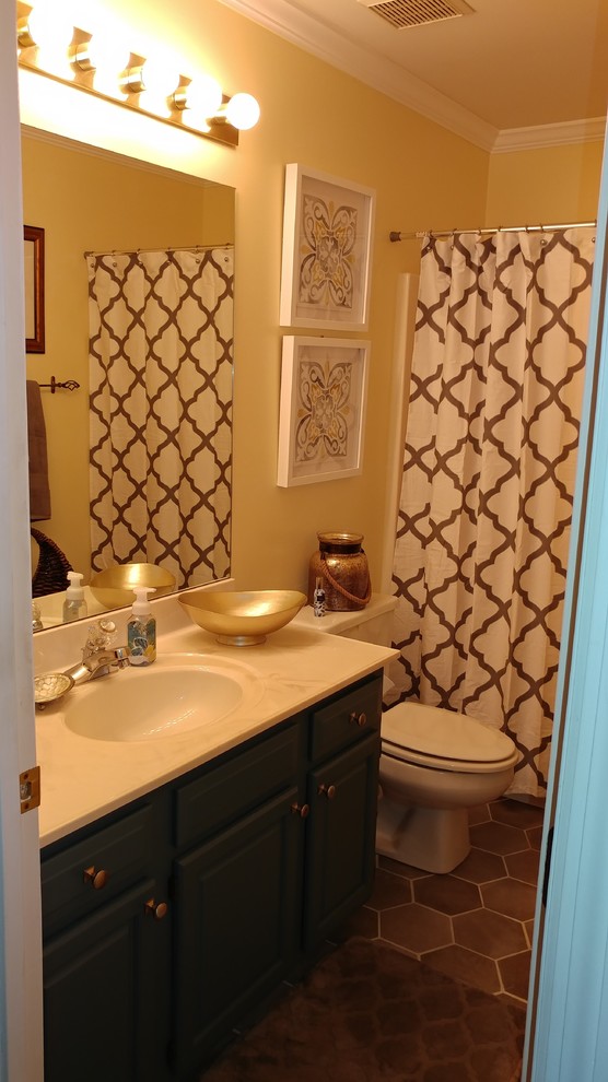 Idéer för mellanstora eklektiska vitt badrum med dusch, med luckor med upphöjd panel, blå skåp, ett platsbyggt badkar, en dusch/badkar-kombination, en toalettstol med hel cisternkåpa, gula väggar, klinkergolv i keramik, ett konsol handfat, marmorbänkskiva, grått golv och med dusch som är öppen
