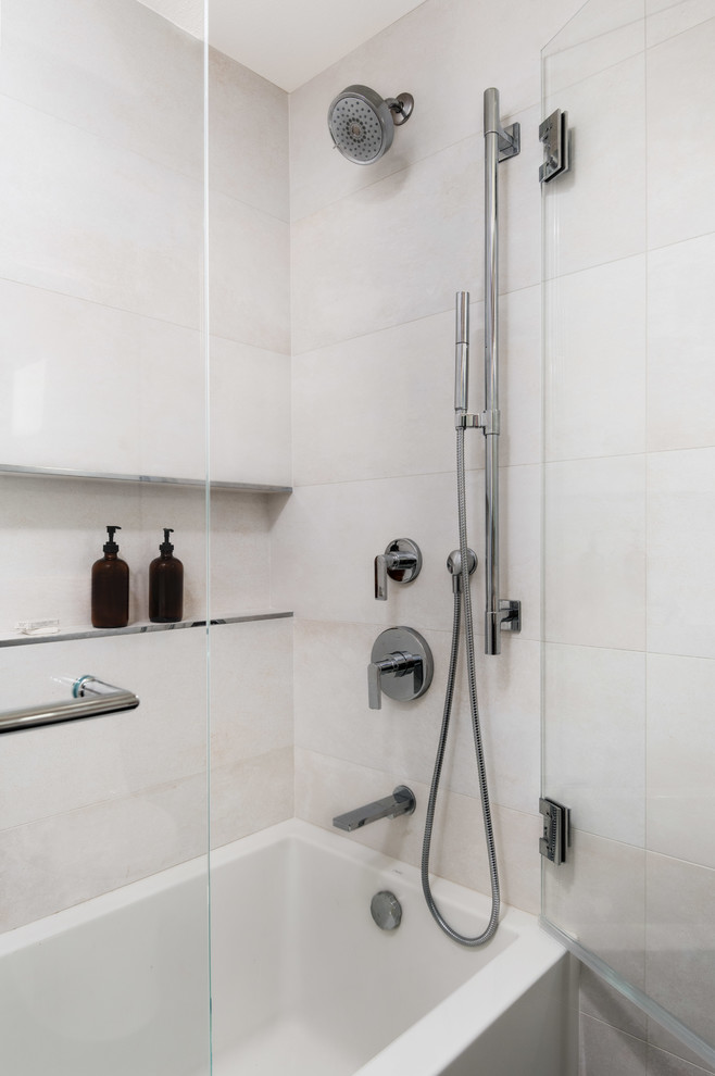 Inspiration för små moderna vitt badrum med dusch, med släta luckor, skåp i mörkt trä, ett badkar i en alkov, en dusch/badkar-kombination, en toalettstol med hel cisternkåpa, grå kakel, porslinskakel, vita väggar, klinkergolv i porslin, ett undermonterad handfat, bänkskiva i kvarts, grått golv och dusch med gångjärnsdörr