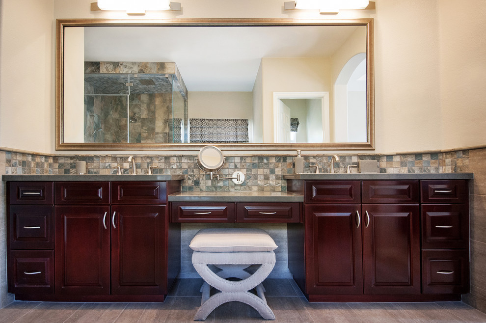 Пример оригинального дизайна: главная ванная комната среднего размера в стиле неоклассика (современная классика) с врезной раковиной, фасадами с выступающей филенкой, красными фасадами, столешницей из искусственного кварца и бежевыми стенами
