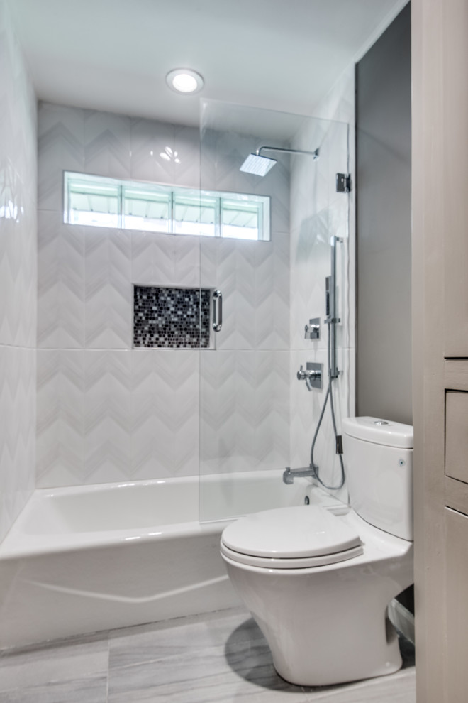 Kleines Modernes Badezimmer mit Duschbadewanne, beigen Fliesen, Glasfliesen, Porzellan-Bodenfliesen, Quarzit-Waschtisch, grauem Boden, Schiebetür-Duschabtrennung und weißer Waschtischplatte in Dallas