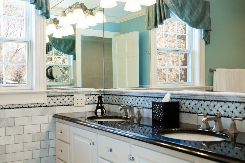 Idee per un'ampia stanza da bagno con doccia tradizionale con ante con bugna sagomata, ante bianche, pistrelle in bianco e nero, piastrelle a mosaico, pareti blu, lavabo sottopiano e top in marmo