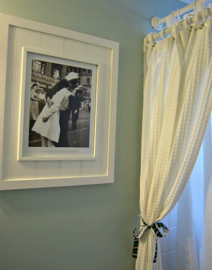 Ispirazione per una piccola stanza da bagno stile marinaro con vasca/doccia e pareti blu