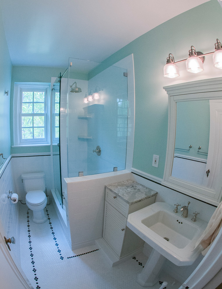 Inredning av ett modernt litet badrum för barn, med vita skåp, en toalettstol med hel cisternkåpa, vit kakel, möbel-liknande, en dusch i en alkov, tunnelbanekakel, gröna väggar, mosaikgolv, ett piedestal handfat, marmorbänkskiva, vitt golv och dusch med skjutdörr