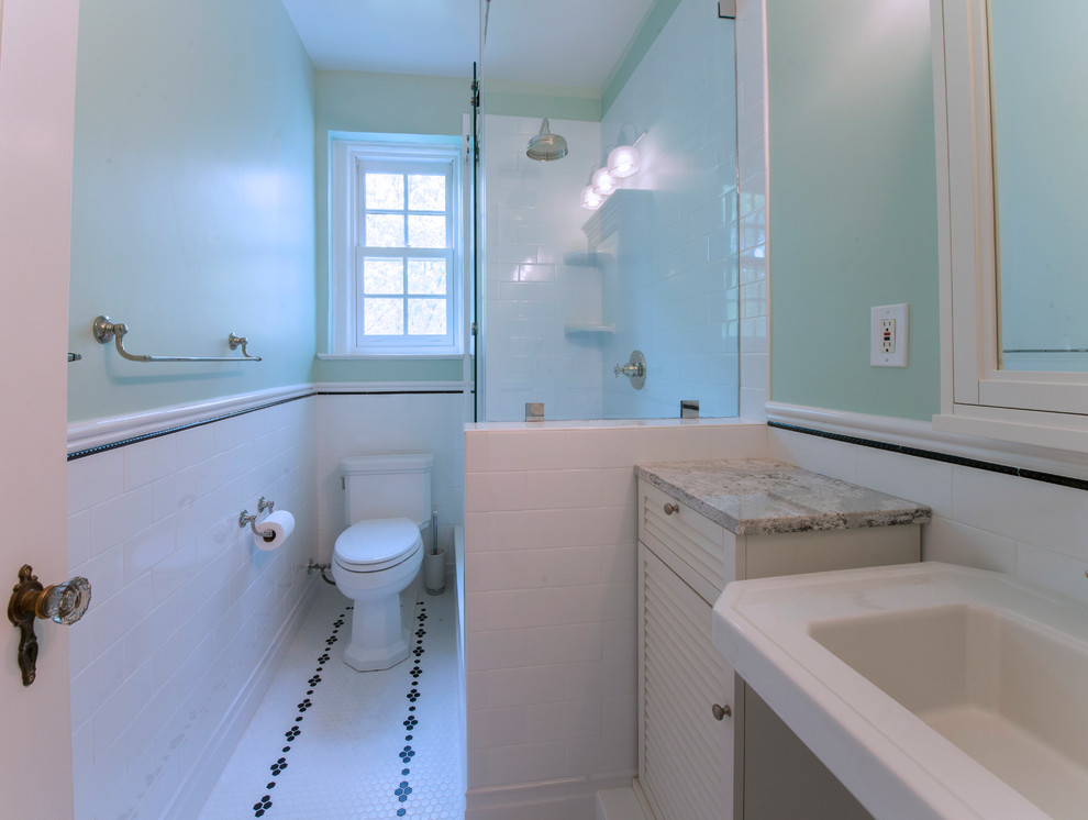 На фото: маленькая детская ванная комната в стиле модернизм с белыми фасадами, унитазом-моноблоком, белой плиткой, фасадами островного типа, душем в нише, плиткой кабанчик, зелеными стенами, полом из мозаичной плитки, раковиной с пьедесталом, мраморной столешницей, белым полом и душем с раздвижными дверями для на участке и в саду с