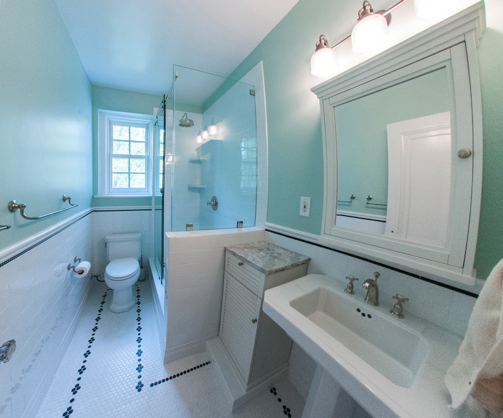 Стильный дизайн: маленькая детская ванная комната в стиле модернизм с фасадами островного типа, белыми фасадами, душем в нише, унитазом-моноблоком, белой плиткой, плиткой кабанчик, зелеными стенами, полом из мозаичной плитки, раковиной с пьедесталом, мраморной столешницей, белым полом и душем с раздвижными дверями для на участке и в саду - последний тренд