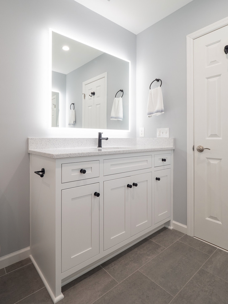 Cette photo montre une salle de bain tendance avec des carreaux de céramique, un mur gris, un sol en carrelage de céramique et un sol gris.