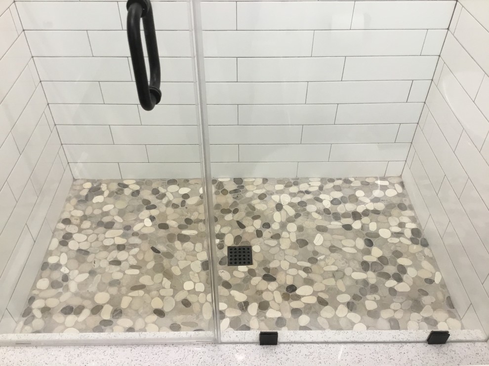 Пример оригинального дизайна: ванная комната в современном стиле с керамической плиткой, серыми стенами, полом из керамической плитки и серым полом