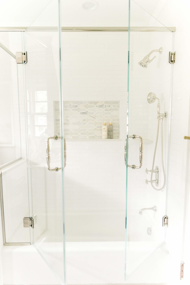 Источник вдохновения для домашнего уюта: ванная комната среднего размера в классическом стиле с фасадами в стиле шейкер, белыми фасадами, угловой ванной, душем над ванной, белой плиткой, керамической плиткой, серыми стенами, полом из керамогранита, врезной раковиной, столешницей из искусственного кварца, серым полом, душем с распашными дверями и белой столешницей