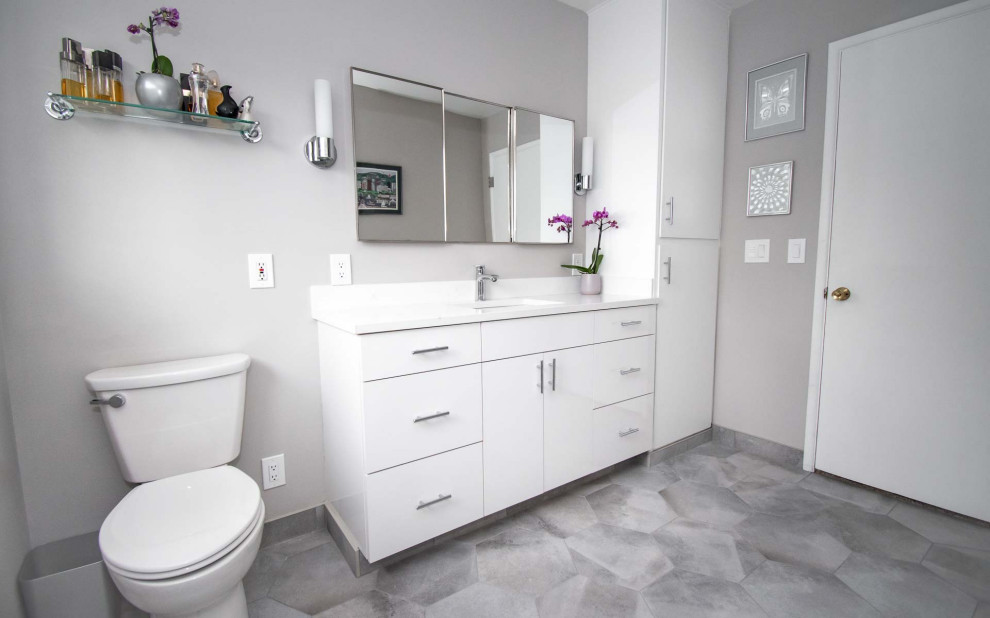 Idées déco pour une salle d'eau classique de taille moyenne avec un placard à porte plane, des portes de placard blanches, une baignoire en alcôve, un combiné douche/baignoire, WC séparés, un carrelage blanc, des carreaux de céramique, un mur gris, un sol en carrelage de céramique, un lavabo encastré, un plan de toilette en quartz modifié, un sol gris, une cabine de douche avec un rideau, un plan de toilette blanc, meuble simple vasque et meuble-lavabo encastré.