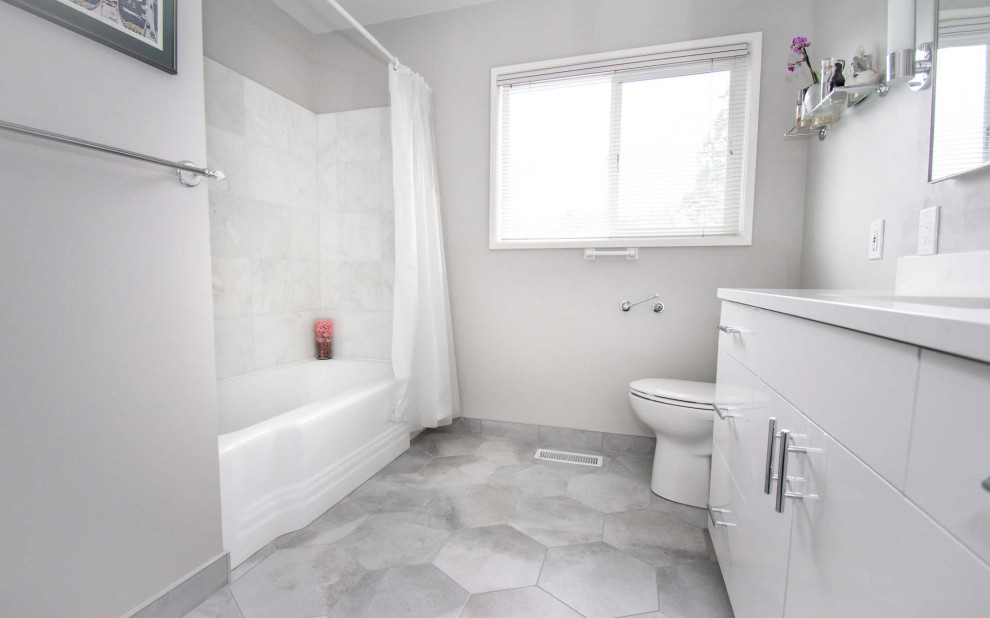 Idéer för mellanstora vintage vitt badrum med dusch, med släta luckor, vita skåp, ett badkar i en alkov, en dusch/badkar-kombination, en toalettstol med separat cisternkåpa, vit kakel, keramikplattor, grå väggar, klinkergolv i keramik, ett undermonterad handfat, bänkskiva i kvarts, grått golv och dusch med duschdraperi