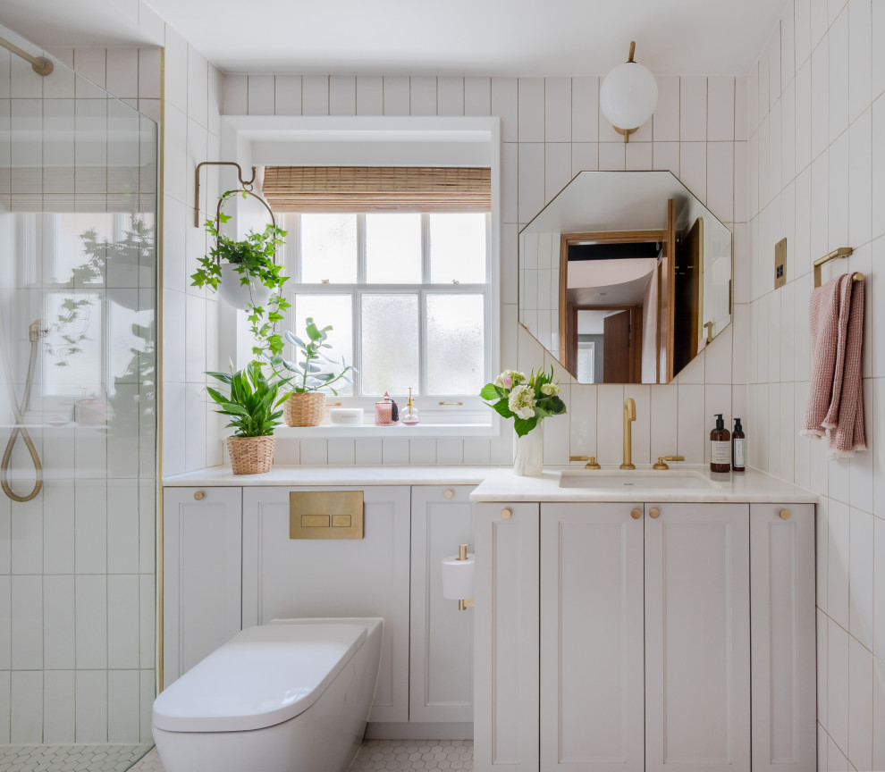 Idées déco pour une salle de bain classique avec un placard à porte shaker, des portes de placard blanches, WC à poser, un carrelage blanc, un lavabo encastré, un sol blanc, un plan de toilette blanc, meuble simple vasque et meuble-lavabo encastré.