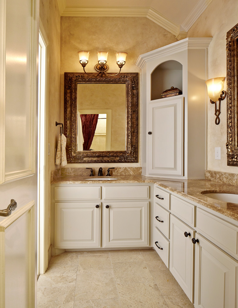 На фото: ванная комната в классическом стиле с врезной раковиной, фасадами с выступающей филенкой и бежевыми фасадами с