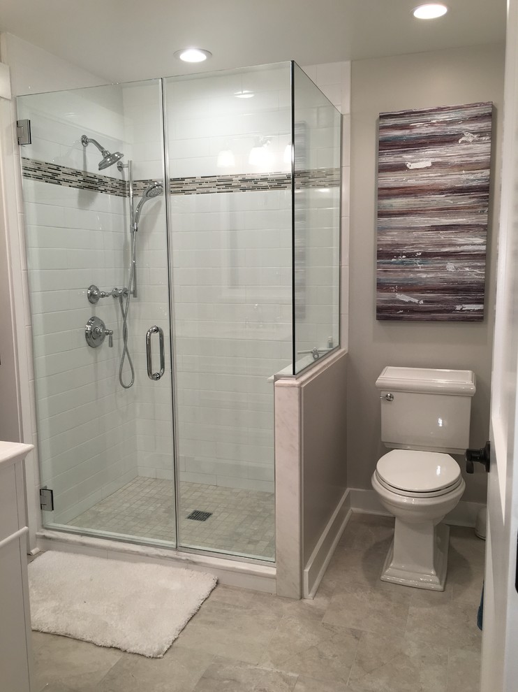 На фото: ванная комната среднего размера в стиле неоклассика (современная классика) с фасадами с утопленной филенкой, белыми фасадами, душем в нише, унитазом-моноблоком, белой плиткой, плиткой кабанчик, серыми стенами, полом из керамической плитки, душевой кабиной, врезной раковиной, мраморной столешницей, серым полом, душем с распашными дверями и желтой столешницей с