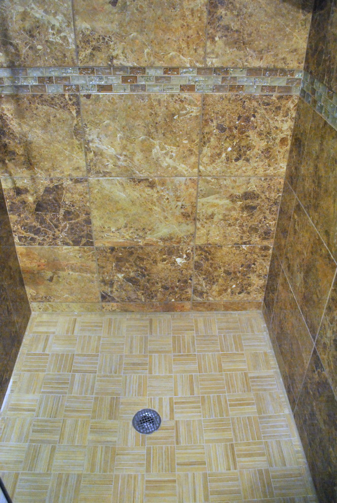 Foto di una stanza da bagno padronale design di medie dimensioni con ante di vetro e ante in legno bruno