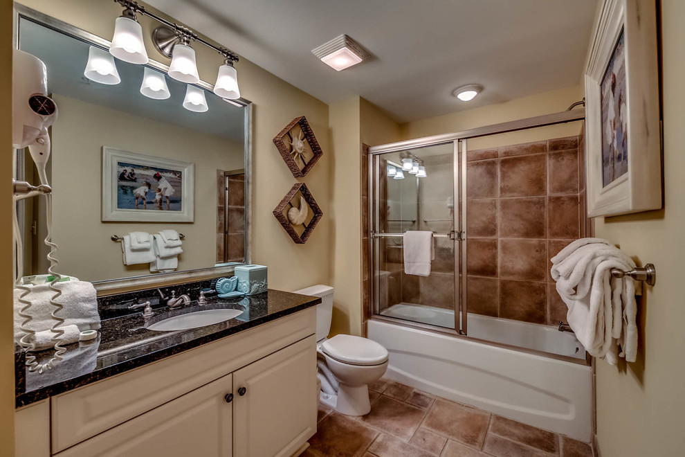 Идея дизайна: ванная комната среднего размера в морском стиле с душем над ванной, бежевыми стенами, полом из керамической плитки, душем с раздвижными дверями и разноцветной столешницей