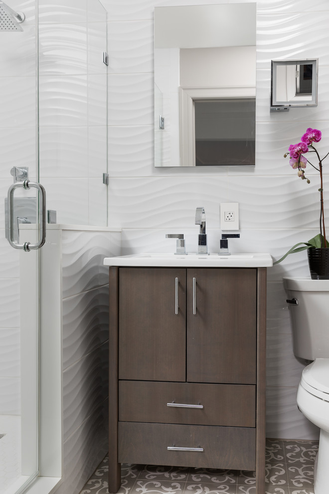 Foto på ett litet funkis vit badrum med dusch, med möbel-liknande, skåp i slitet trä, en dusch i en alkov, en toalettstol med hel cisternkåpa, vit kakel, porslinskakel, vita väggar, cementgolv, ett integrerad handfat, bänkskiva i kvarts, grått golv och dusch med gångjärnsdörr