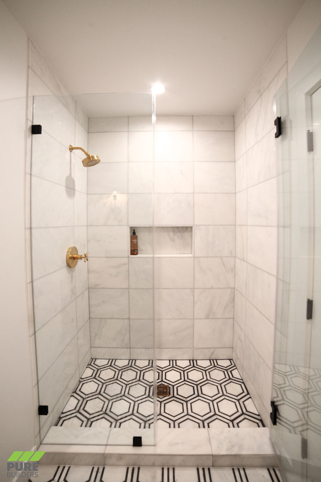 Modern inredning av ett mellanstort grå grått badrum med dusch, med släta luckor, skåp i mörkt trä, en dusch i en alkov, en toalettstol med hel cisternkåpa, marmorkakel, vita väggar, klinkergolv i keramik, ett undermonterad handfat, bänkskiva i täljsten, flerfärgat golv och dusch med gångjärnsdörr