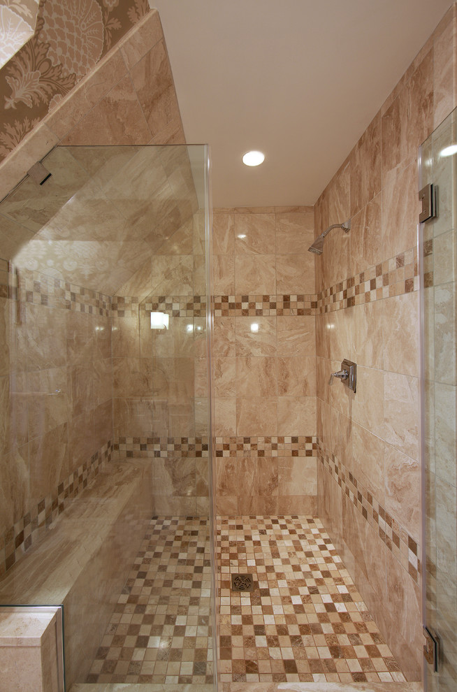 На фото: маленькая ванная комната в стиле кантри с душем в нише, бежевой плиткой, плиткой мозаикой, зелеными стенами, мраморным полом и душевой кабиной для на участке и в саду с
