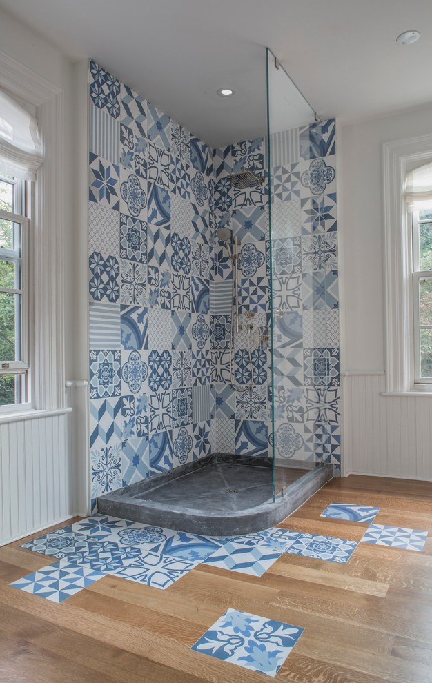 Großes Nordisches Badezimmer En Suite mit Eckdusche, weißer Wandfarbe, braunem Holzboden, blauen Fliesen, weißen Fliesen, Porzellanfliesen, Löwenfuß-Badewanne, buntem Boden und offener Dusche in Toronto