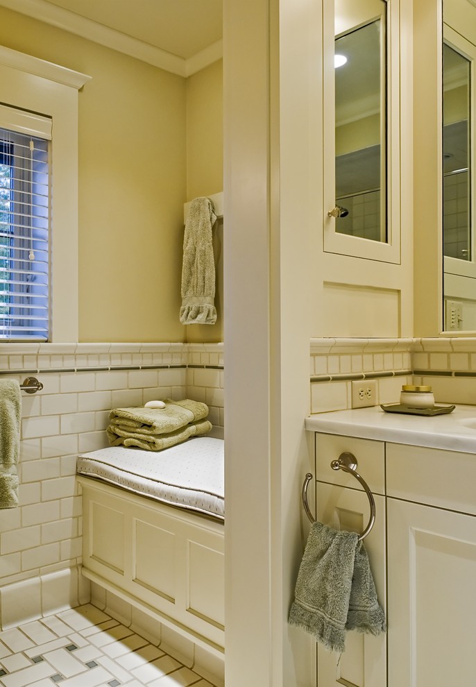 На фото: ванная комната в классическом стиле с плиткой кабанчик с